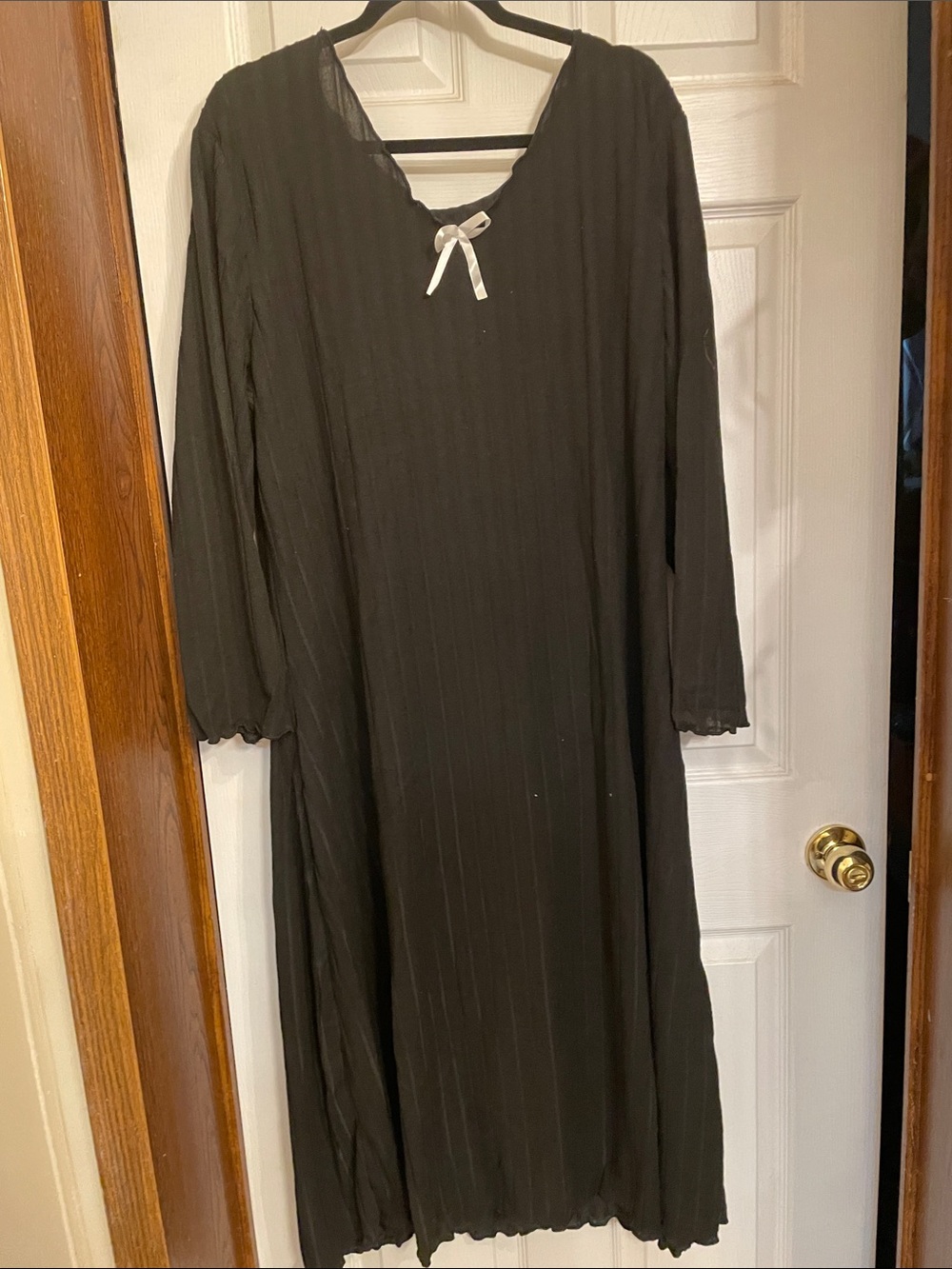 Women’s Black Long-Sleeve Nightgown with Contrast Bow Van